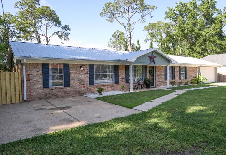 The Southern Star. BEST VALUE IN Gulf Shores. 4 BR home. Sleeps up to 16 guests. Private, fenced yard. Close to ball parks & beaches. Small pets OK. in Gulf Shores, AL