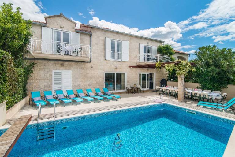7-BR Beachfront Villa with Seaside Terrace and Heated Swimming Pool — photo 3