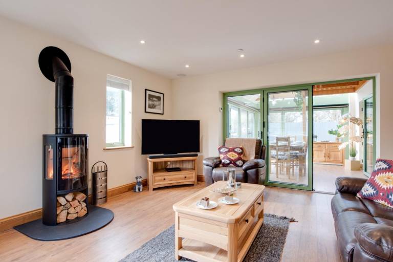 Cottage with yard, terrace & jacuzzi — photo 4