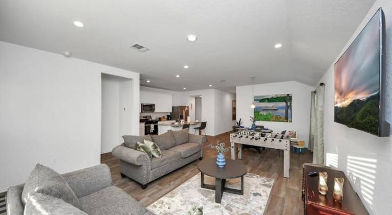House with pool — photo 2