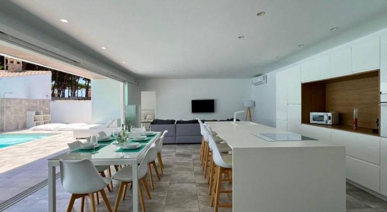 Vacation home with pool — photo 4