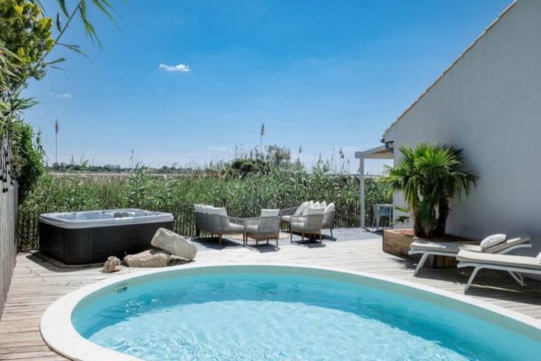 Big rental apartment with BBQ, garden & pool | Garden view | Pets are welcome in Aigues-Mortes