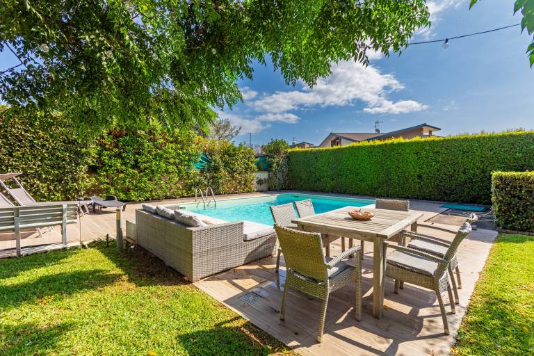Nice holiday apartment with yard, private pool & grill | Garden view | Dogs allowed — photo 2