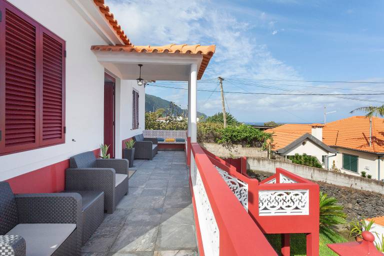 Holiday Home 'Casa Da Avó Ferreirinha' with Sea View, Private Terrace and Wi-Fi in Calheta