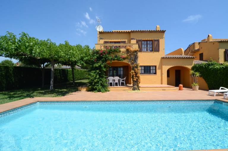 Villa with patio, barbecue & garden | Pet-friendly — photo 2
