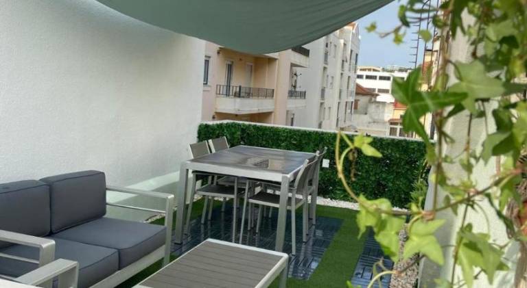 Apartment with terrace & yard in Almada