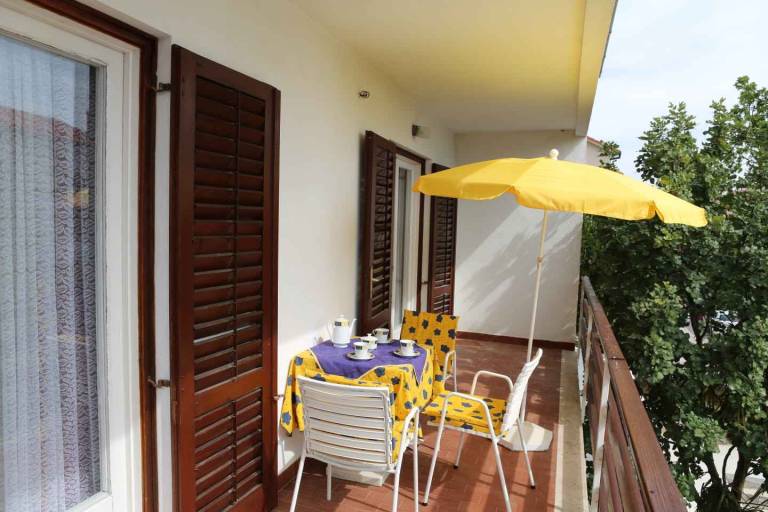 Apartment with barbecue & garden — photo 2