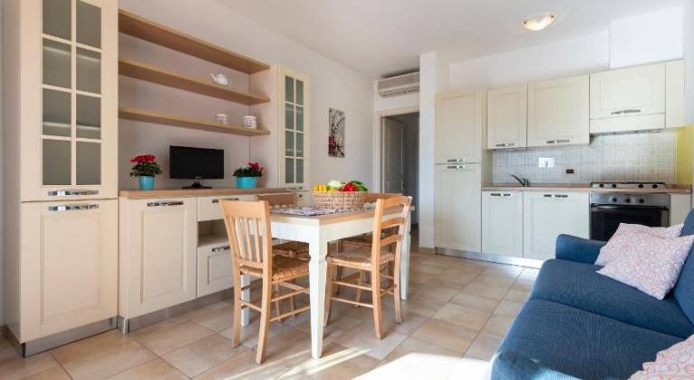 Serviced apartment with terrace, pool & grill | Pets allowed — photo 3