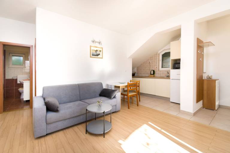 Holiday apartment with patio, garden & BBQ | Garden view | Next to the beach | Pets are welcome — photo 4
