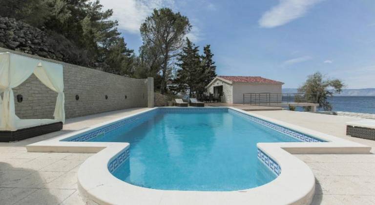Villa with pool — photo 4