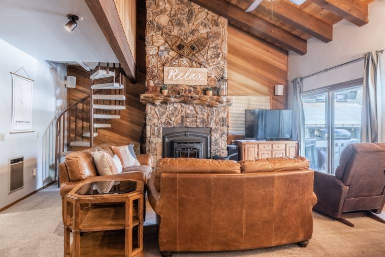 Vacation home with BBQ, yard & patio | Lake view — photo 3