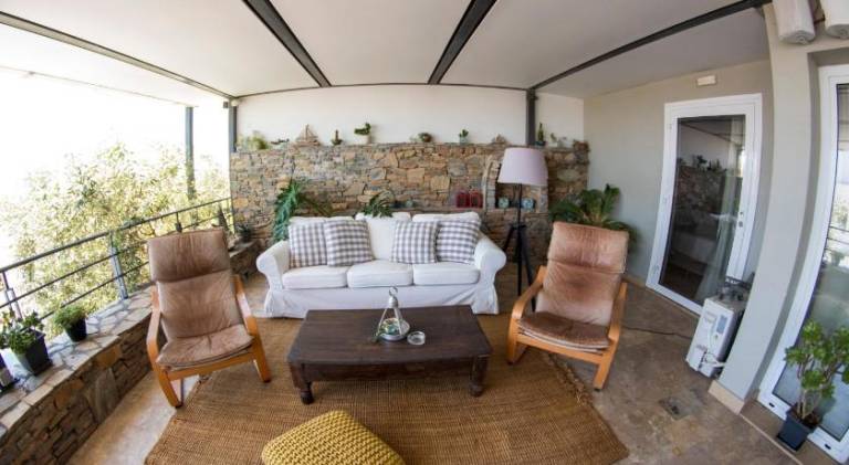 Serviced apartment with yard, BBQ & patio | Perfect for remote work — photo 3