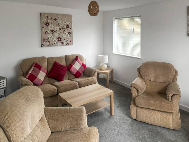 Family-oriented pleasant cottage with yard | Pets are welcome in Swindon