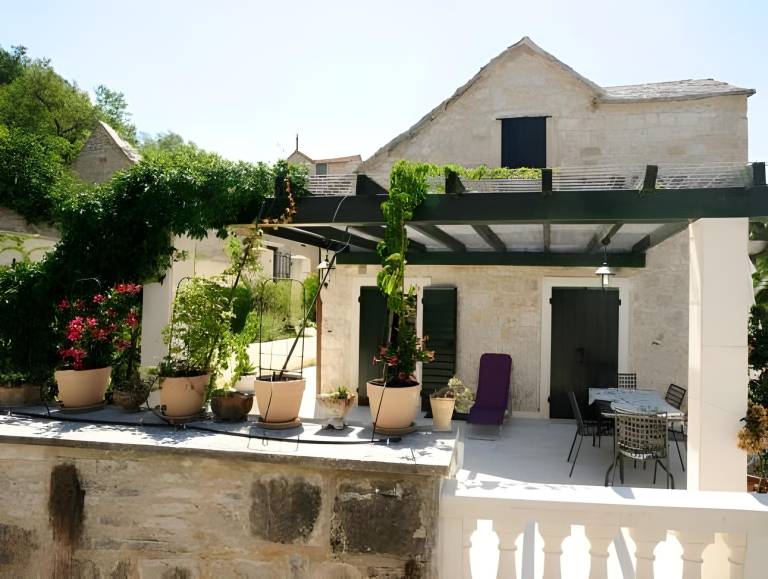 Rental apartment with terrace & yard | Suitable for remote work in Supetar