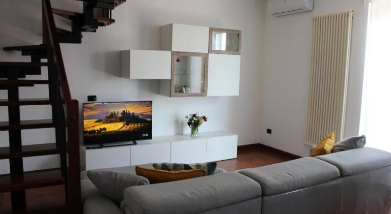 Lovely holiday apartment with hot tub & pool | Pet-friendly in Lazise