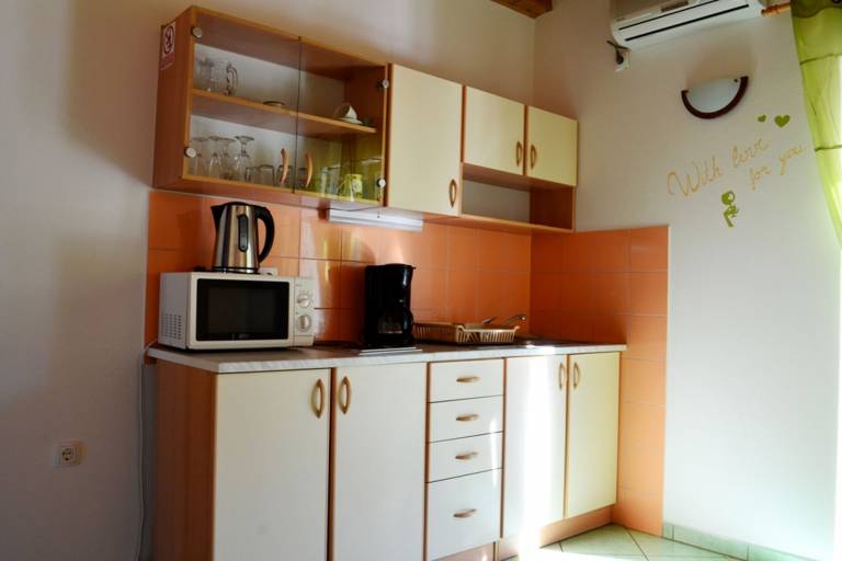 Rental apartment with terrace, yard & barbeque — photo 5