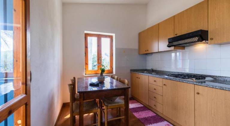 Serviced apartment with yard & terrace — photo 3