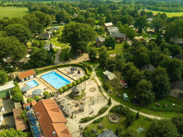 Zelt mit beheiztem Pool
