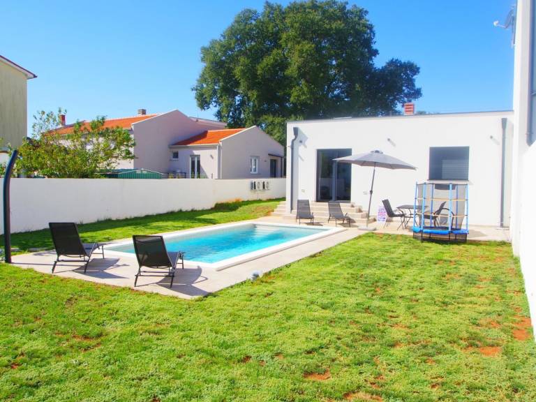 Beautiful house with BBQ, private pool & yard | Dogs allowed — photo 3