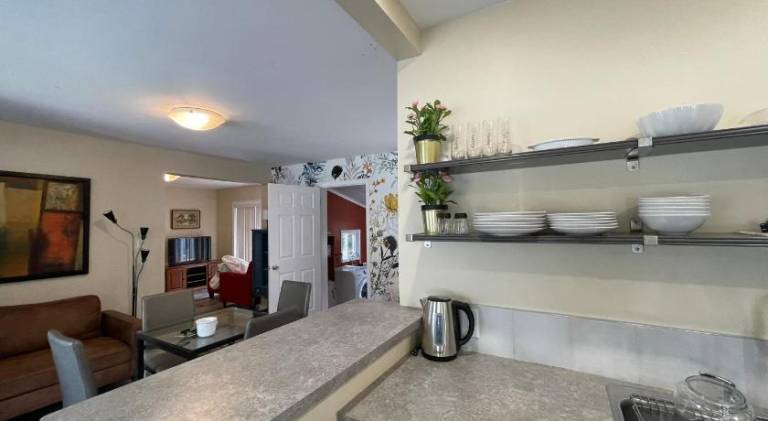 Comfortable and Convenient Apartment in Central Niagara — photo 3