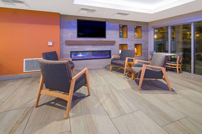 La Quinta Inn & Suites by Wyndham Orange County Airport — photo 5