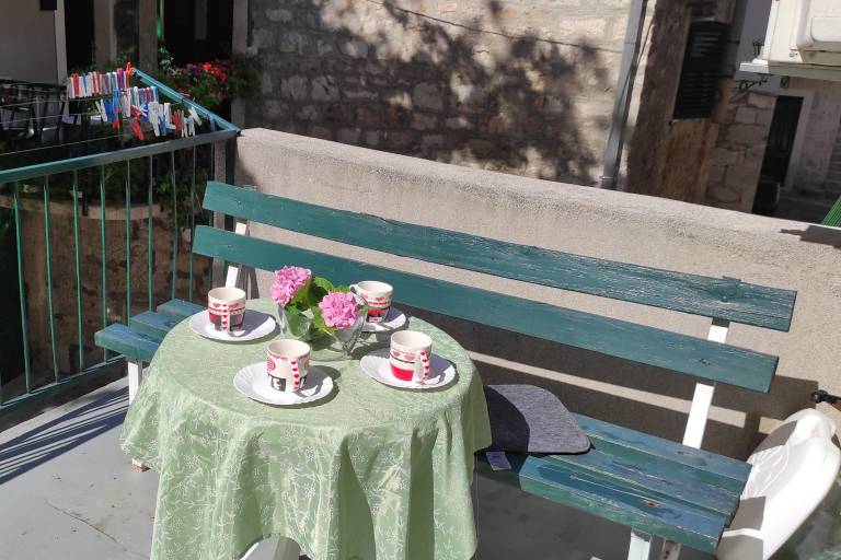 Apartment with patio in Omis