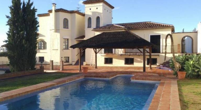 Fully equipped big villa with garden, grill & private pool | Suitable for remote work | Pet-friendly in Estepona