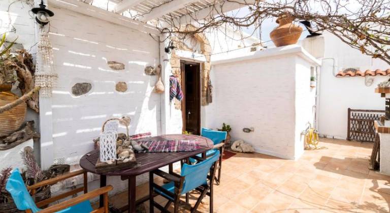 Vacation home with barbeque, patio & yard — photo 3