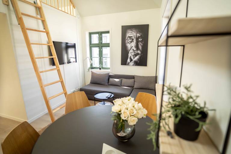 Vibrant apartment on bustling street, above a restaurant - Perfect for tourists, — photo 2