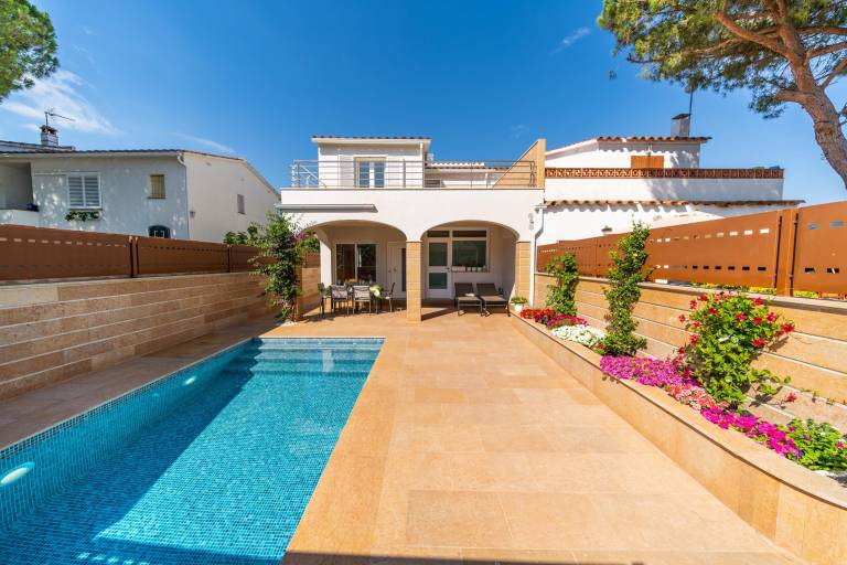 Villa with terrace, private pool & yard | Close to the beach | Pet-friendly — photo 3