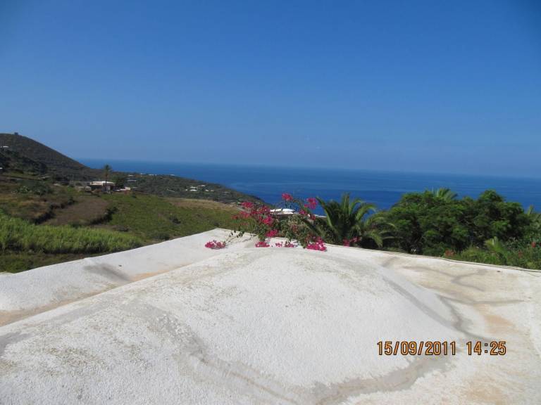 Holiday apartment with pool, barbeque & patio — photo 4