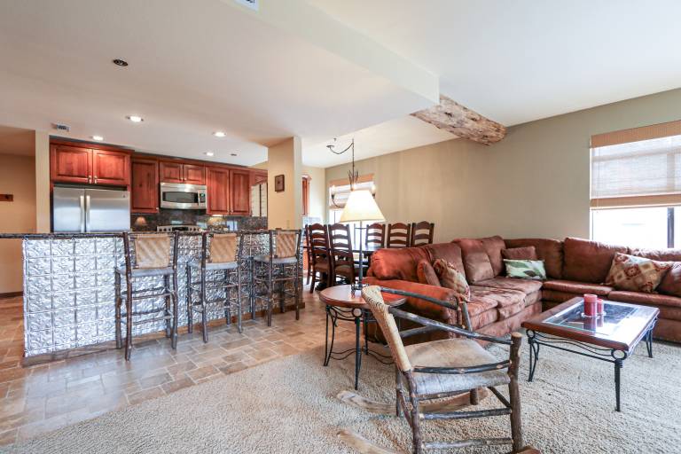 Silver Bear 22 Pet-Friendly, Cozy, Underground Parking, Walk to Canyon Lodge — photo 4