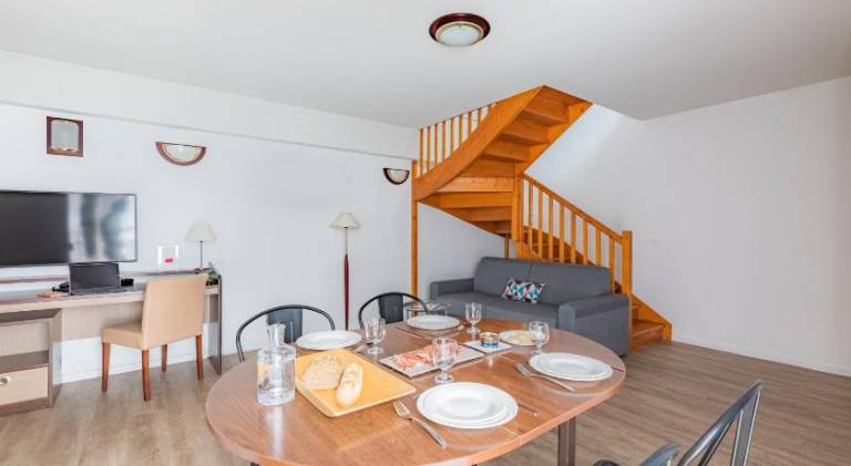 Serviced apartment with patio & garden | Suitable for remote work | Pet-friendly — photo 2