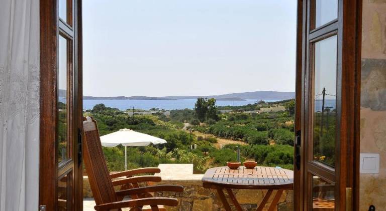 Serviced apartment with terrace, yard & pool | Pets are welcome — photo 4