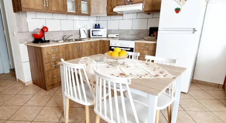 Holiday apartment with patio & yard in Hydra