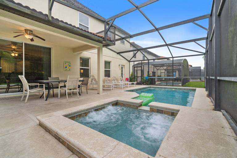 Vacation home with jacuzzi, BBQ & yard in Osceola, FL