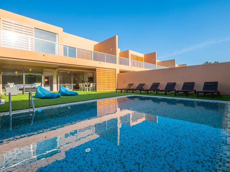 Luxury villa in Albufeira with heated pool and air conditioning for 7 people in Albufeira