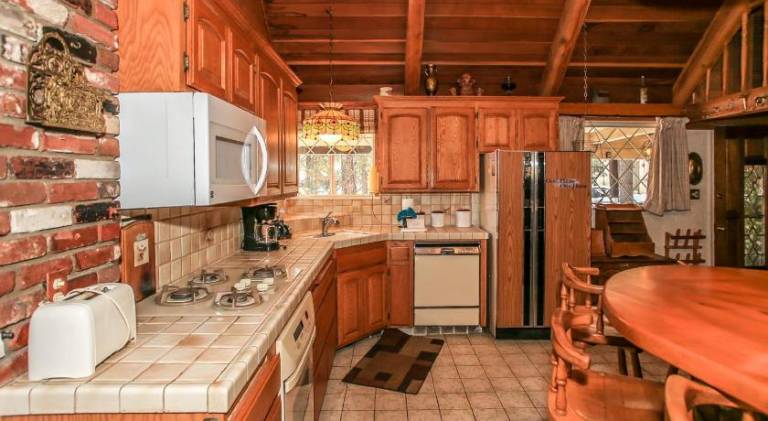 Cornerstone Cabin -Fun and cozy home with a hot tub that backs to the National Forest! — photo 4