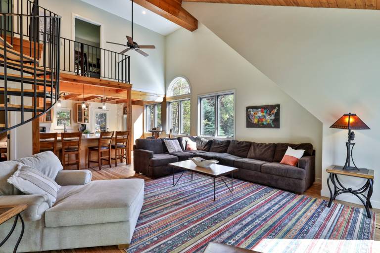 The Slopeside Estate Guesthouse: Ski On/Off, Hot Tub, Views! in Killington, VT