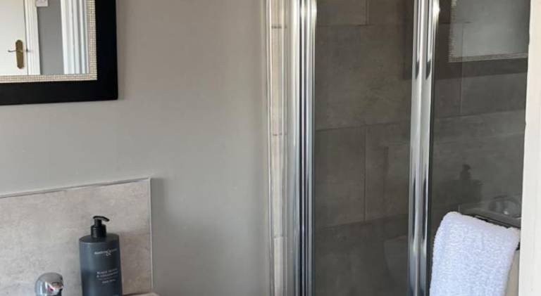 MASSIVE 4 Bed home walking distance to the City lights, perfect for business trips in Belfast