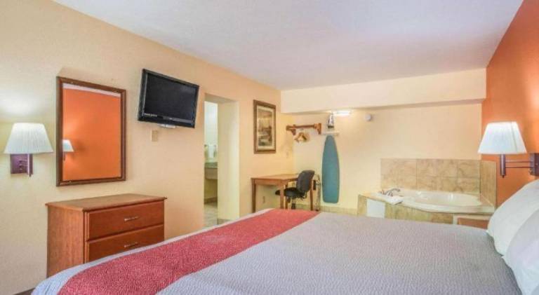 Rodeway Inn & Suites — photo 2