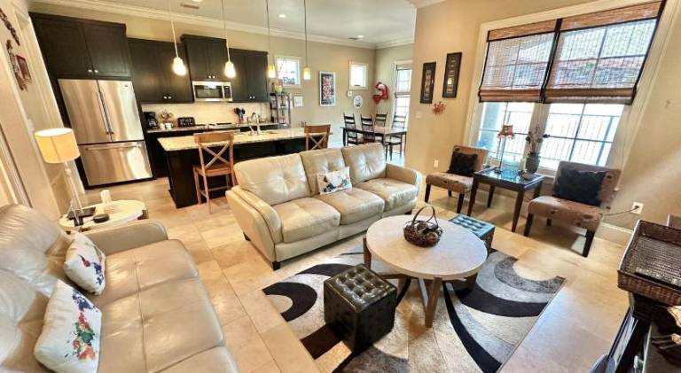 Vacation home with pool in Miramar, FL