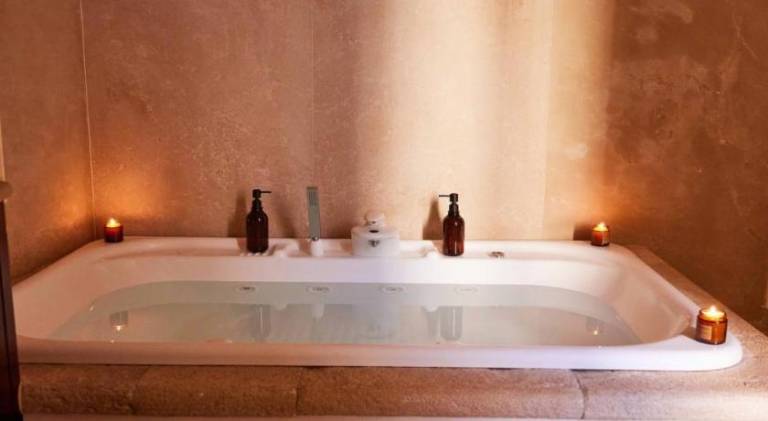 House with terrace & jacuzzi — photo 3
