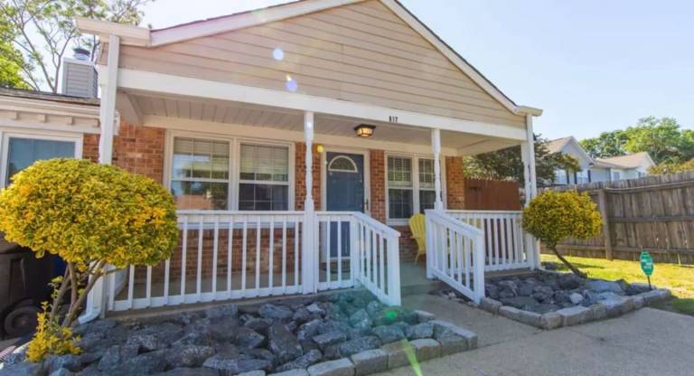 Cheerful 2 Bedroom Home near Virginia Wesleyan in Virginia Beach, VA