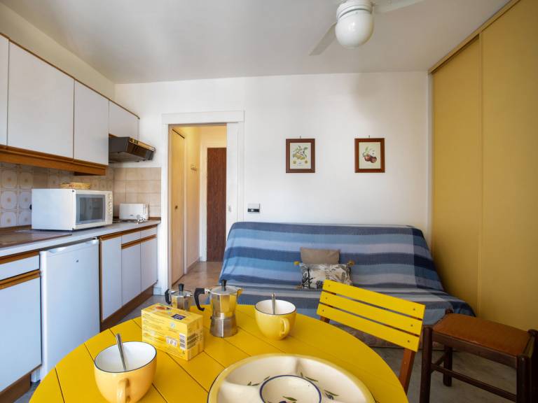Holiday apartment with yard — photo 3