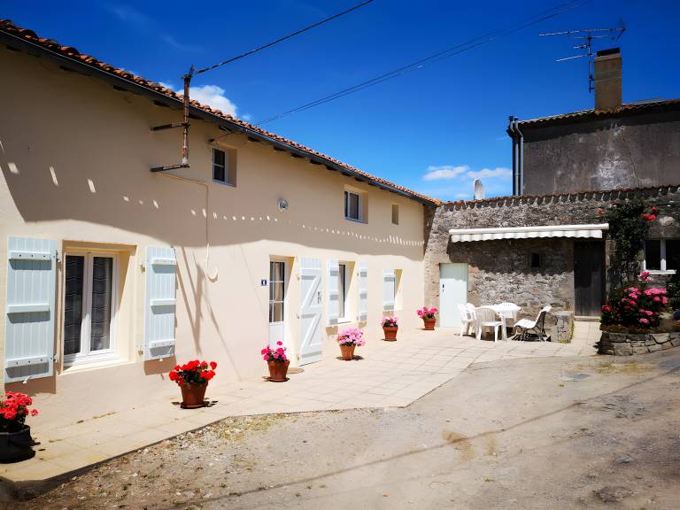 Vacation home with yard, BBQ & terrace | Garden view in Les Herbiers
