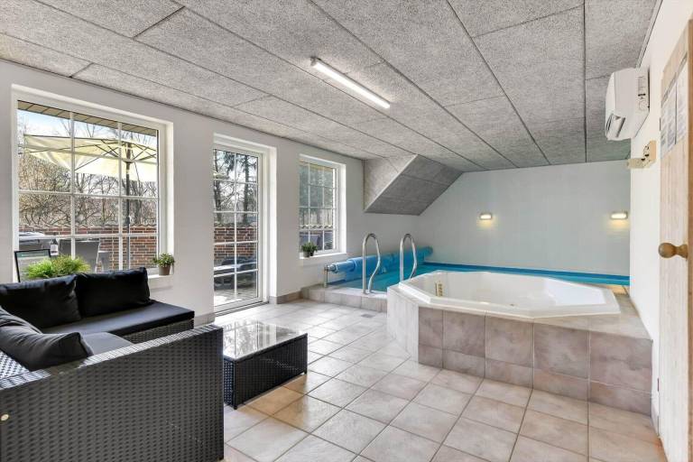Vacation home with jacuzzi, terrace & grill — photo 5