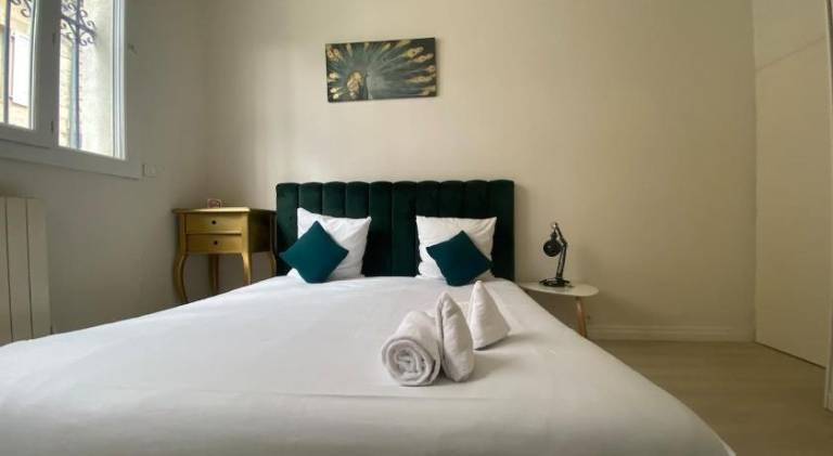 Vacation home with BBQ, patio & yard | Next to Place des Quinconces | Perfect for remote work in Bruges