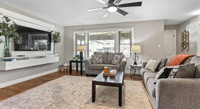 Vacation home with hot tub | Pets are welcome — photo 2