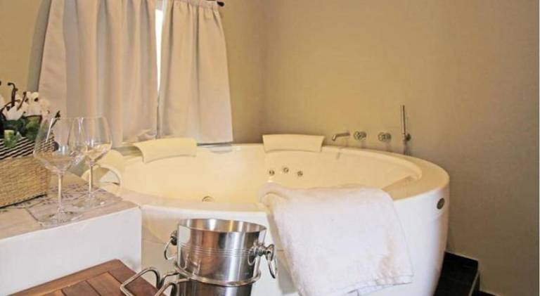 Vacation home with jacuzzi — photo 3